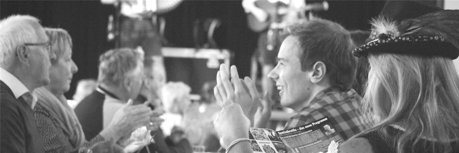 Slider Spatzabrettle - Foto schwarzweiß vom Oktoberfest- und Kabarettbrunch