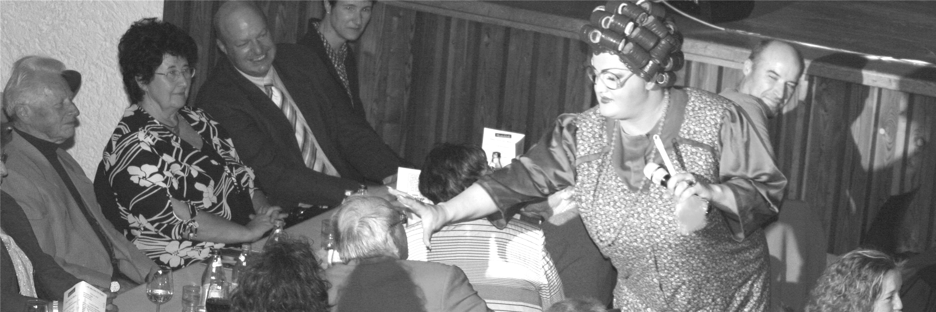 Slider Spatzabrettle - Wommy Wonder alias Elfrede Schäufele in schwarzweiß