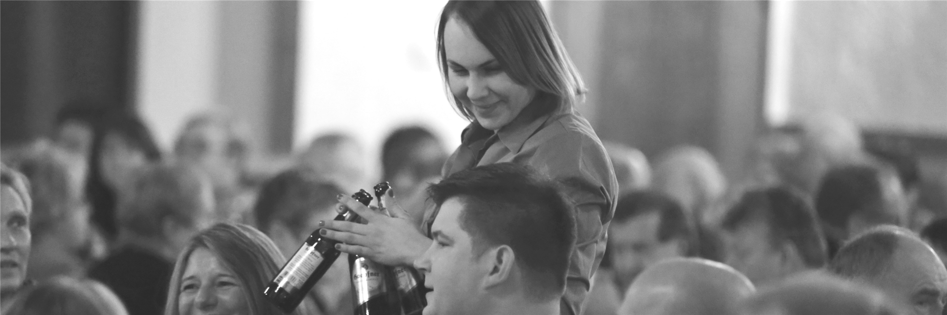 Slider Spatzabrettle - Foto schwarzweiß von einer Bedienung bei der Arbeit