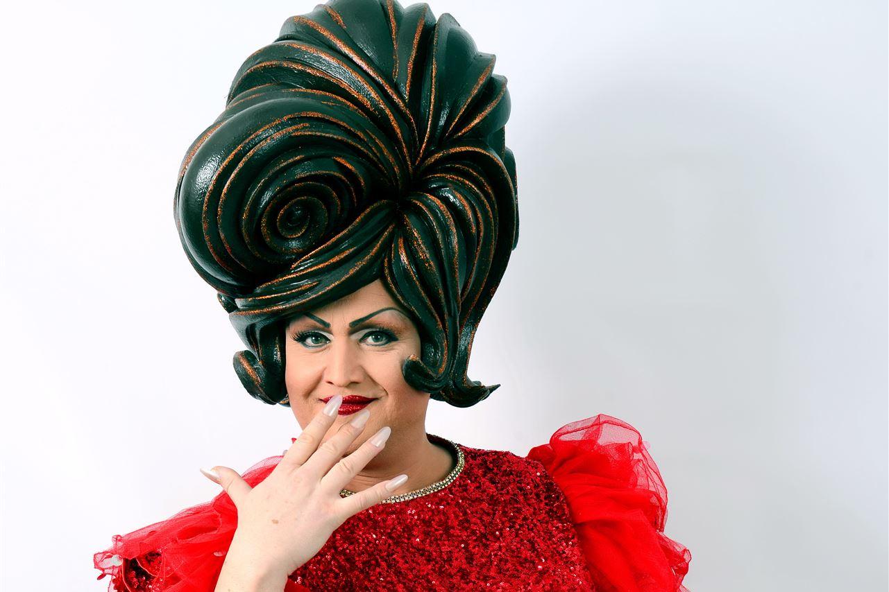 Plakatfoto von Wommy Wonder mit rotem Kleid