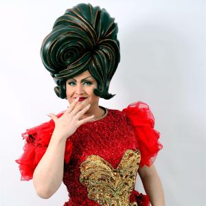 Plakatfoto von Wommy Wonder mit rotem Kleid