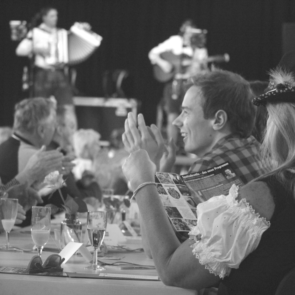 Slider quadratisch Spatzabrettle - Oktoberfest-Kabarett-Brunch schwarzweiß