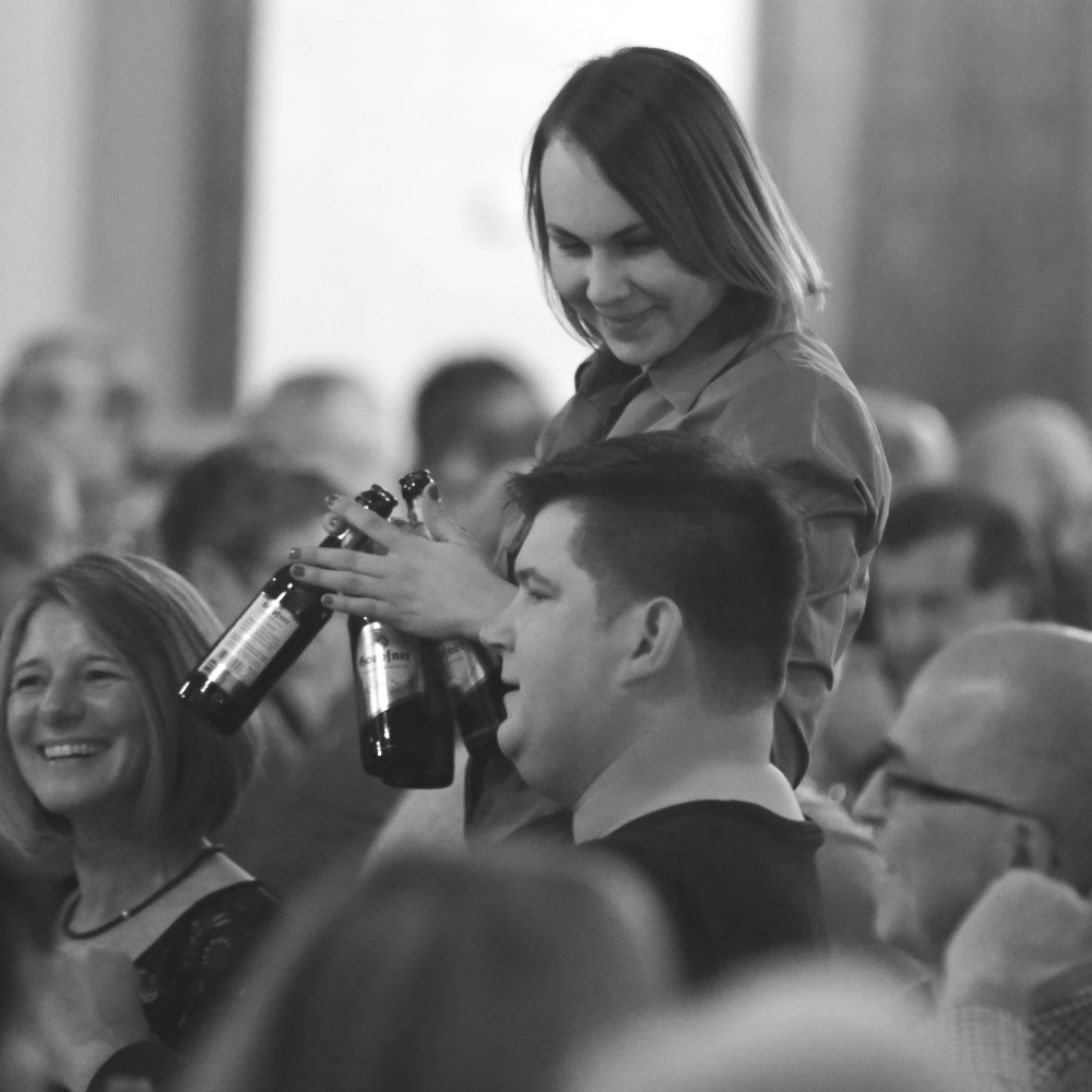 Slider quadratisch Spatzabrettle - Foto schwarzweiß einer Bedienung